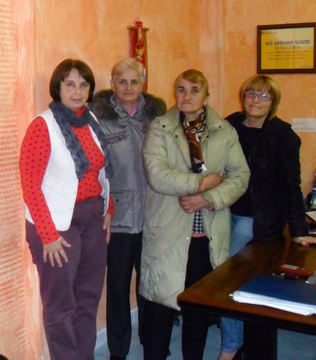 Наталія Маделик (крайня справа,  біля неї  74-річна Олена Парадюк
